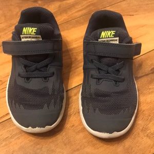Nike Star Runner shoes sz 9 (toddler boys)
